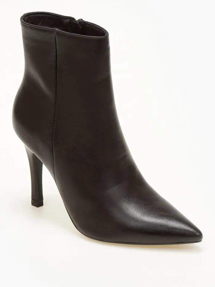 Μυτερά μποτάκια με λεπτό τακούνι