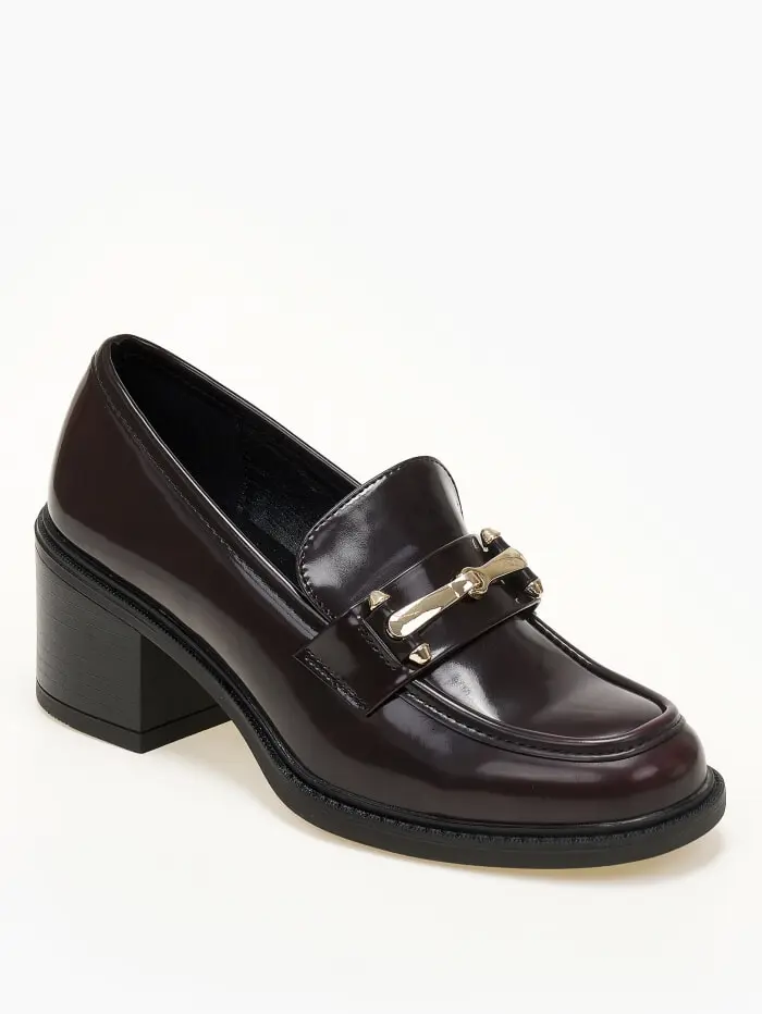 Loafers με χοντρό τακούνι και μεταλλική λεπτομέρεια