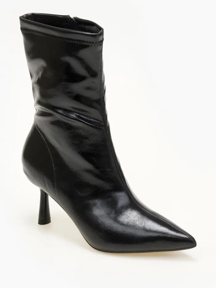 Μποτάκια μυτερά με ιδιαίτερο τακούνι