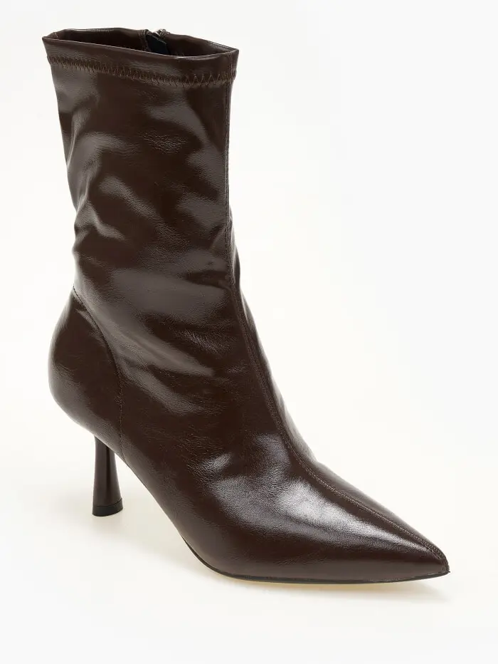 Μποτάκια μυτερά με ιδιαίτερο τακούνι