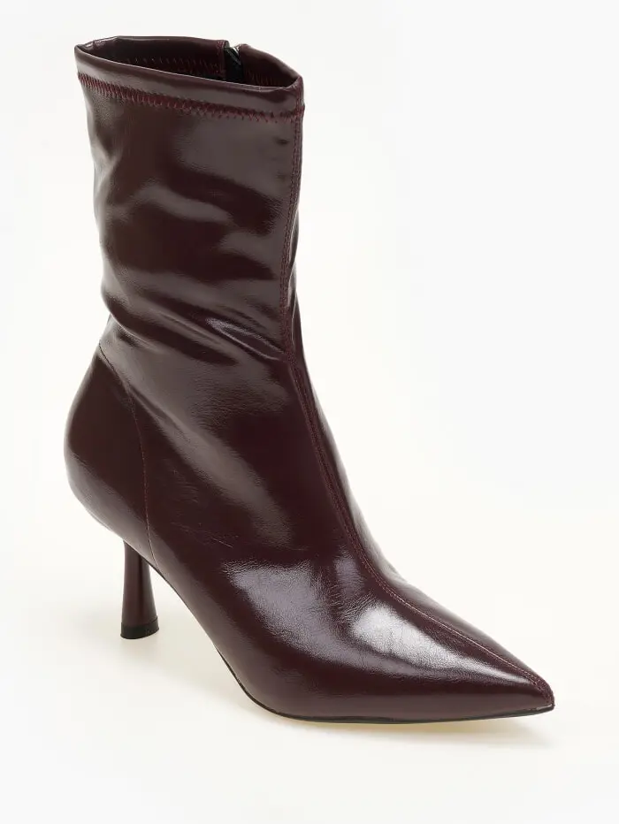 Μποτάκια μυτερά με ιδιαίτερο τακούνι