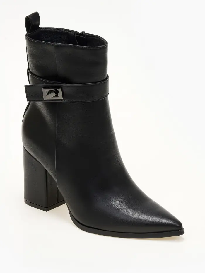 Μυτερά μποτάκια με χοντρό τακούνι και διακοσμητικό λουράκι