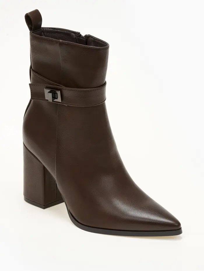 Μυτερά μποτάκια με χοντρό τακούνι και διακοσμητικό λουράκι