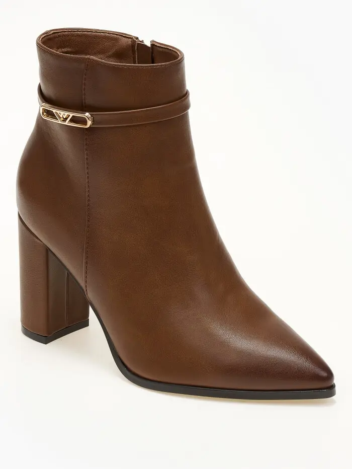 Μυτερά μποτάκια με μεταλλική λεπτομέρεια