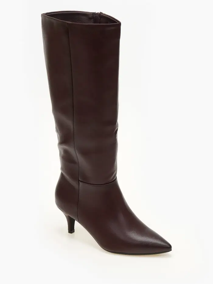 Μυτερές μπότες με χαμηλό τακούνι