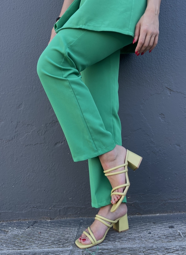 Mules με στρογγυλά λουράκια και χοντρό τακούνι