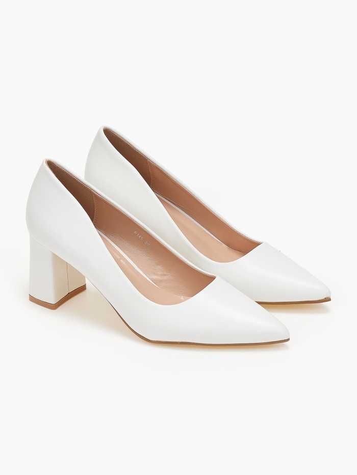 Μυτερές γόβες με χοντρό τακούνι