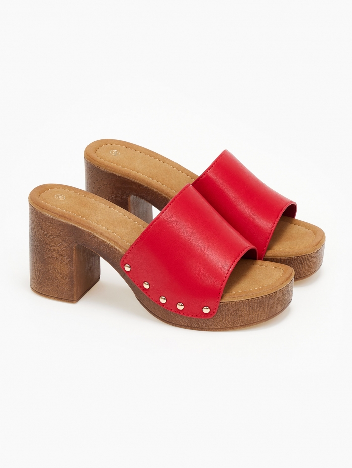 Τσόκαρα με μεταλλικές λεπτομέρειες