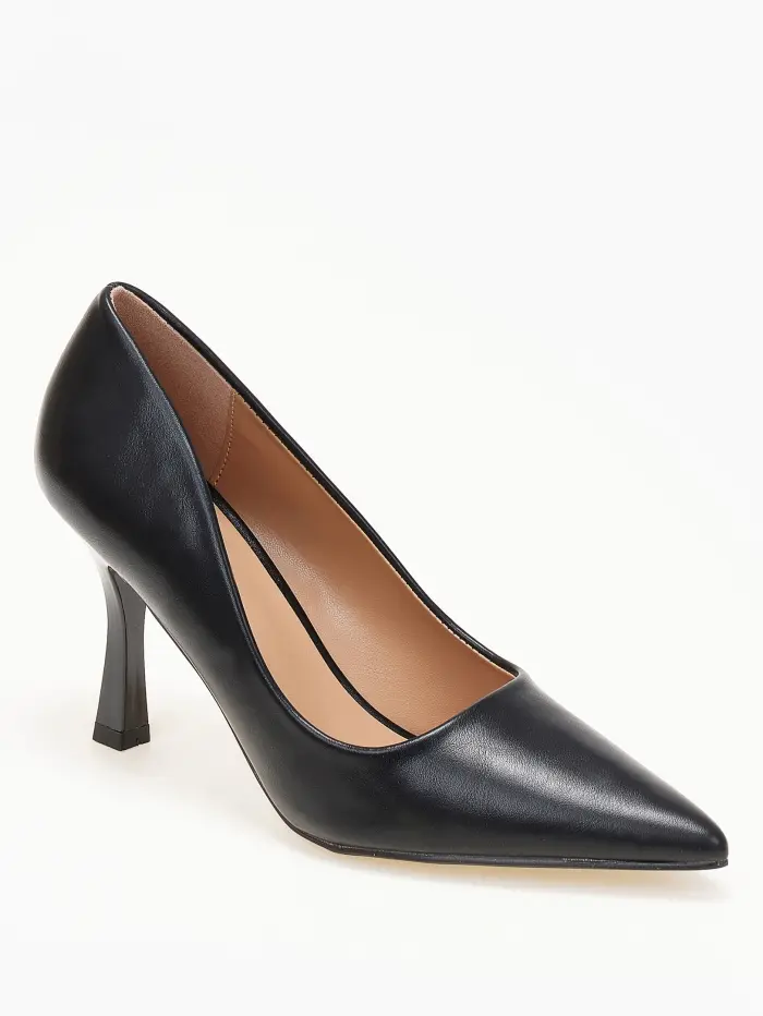 Κλασσικές γόβες με ιδιαίτερο τακούνι