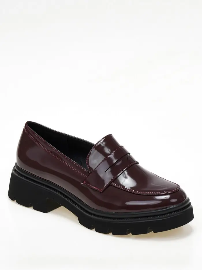 Loafers λουστρίνι με τρακτερωτή σόλα