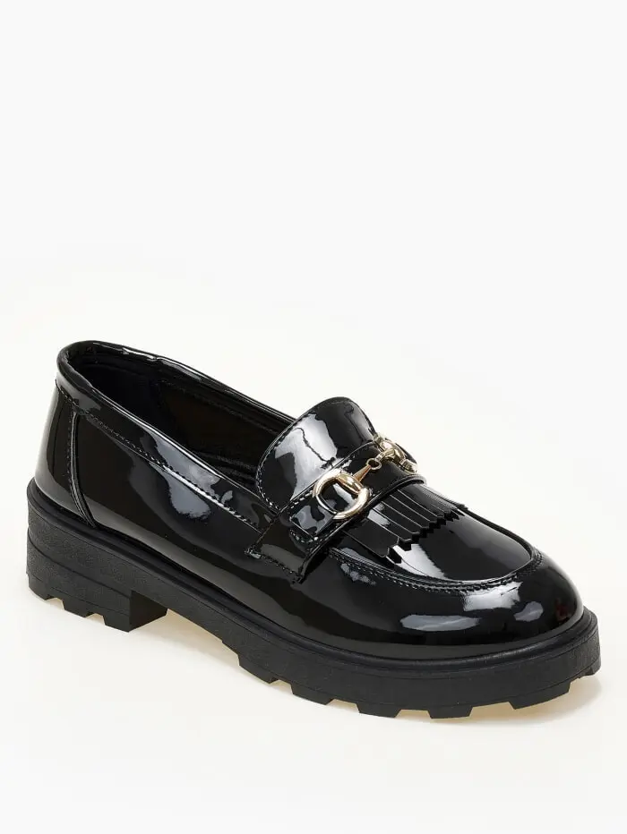 Loafers με μεταλλική λεπτομέρεια και κρόσια