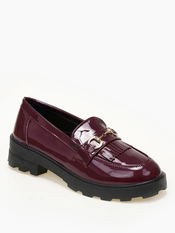 Loafers με μεταλλική λεπτομέρεια και κρόσια