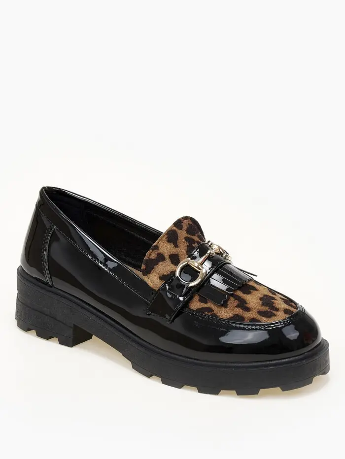 Loafers με μεταλλική λεπτομέρεια και κρόσια