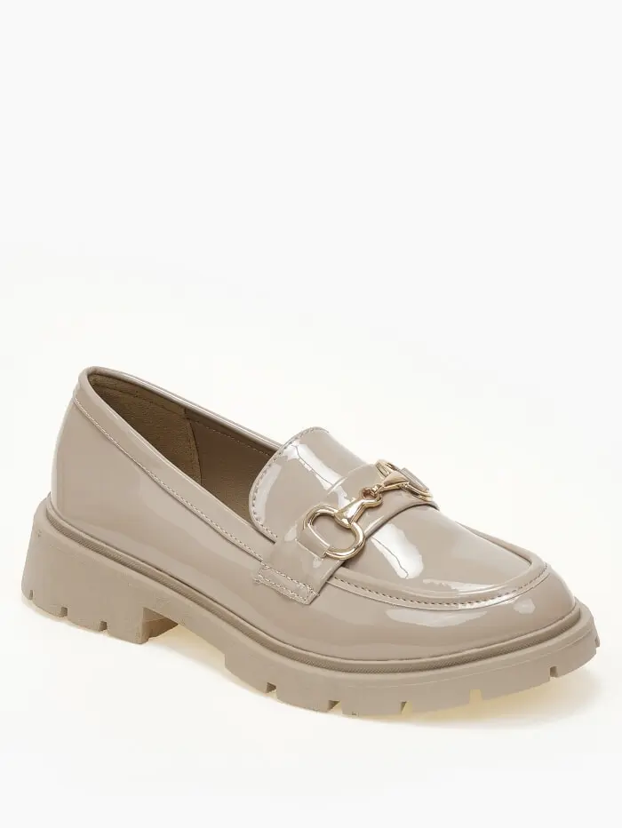 Loafers με τρακτερωτή σόλα και μεταλλική λεπτομέρεια