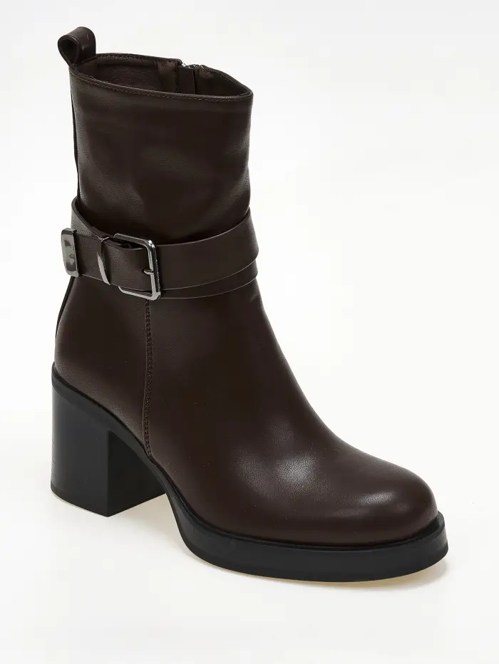 Μποτάκια με χοντρό τακούνι και διακοσμητικό ζωνάκι