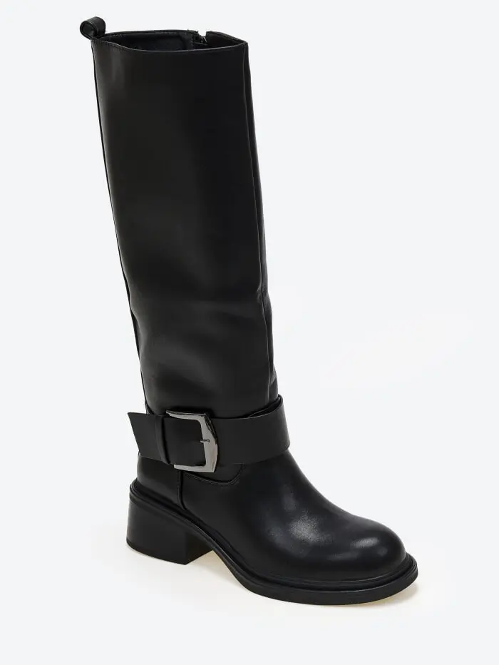 Μπότες με χαμηλό χοντρό τακούνι και διακοσμητικό ζωνάκι