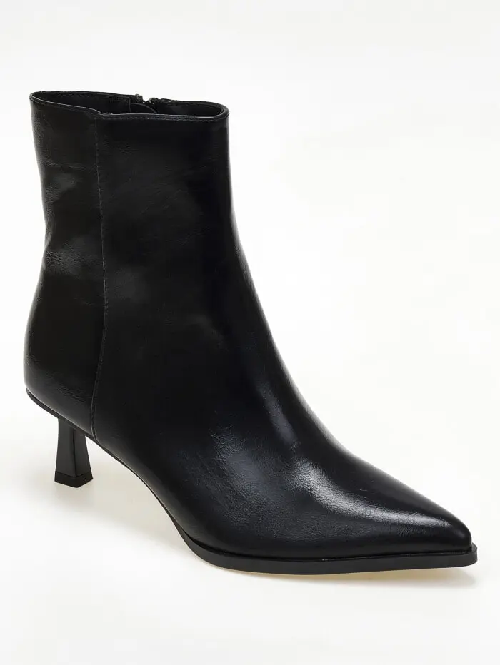 Μυτερά μποτάκια με ιδιαίτερο τακούνι