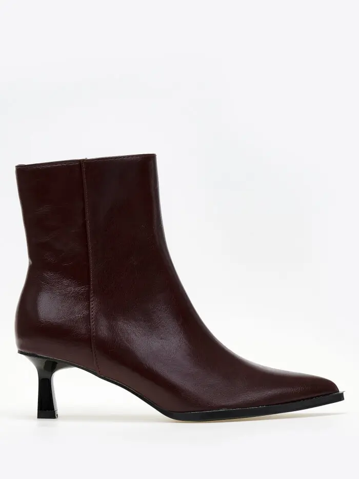 Μυτερά μποτάκια με ιδιαίτερο τακούνι