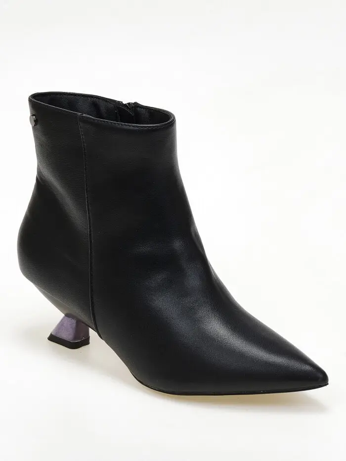 Μυτερά μποτάκια με ιδιαίτερο χαημλό τακούνι