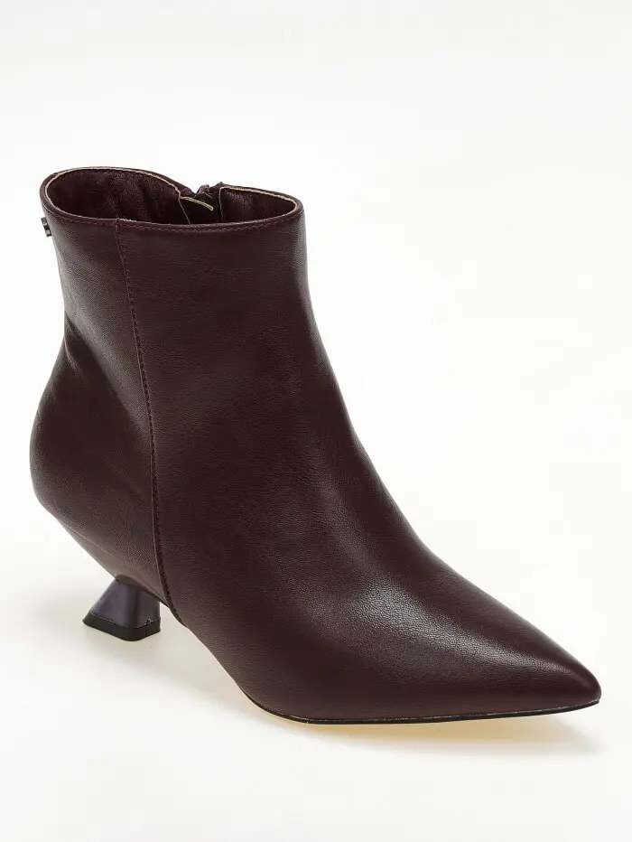 Μυτερά μποτάκια με ιδιαίτερο χαημλό τακούνι