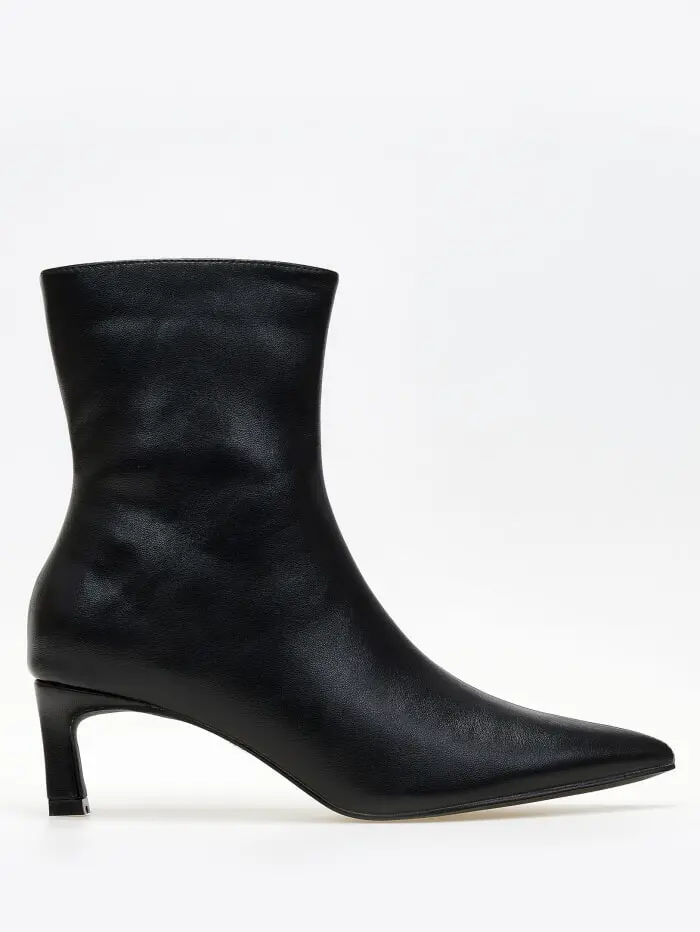 Μυτερά μποτάκια με χαμηλό τακούνι