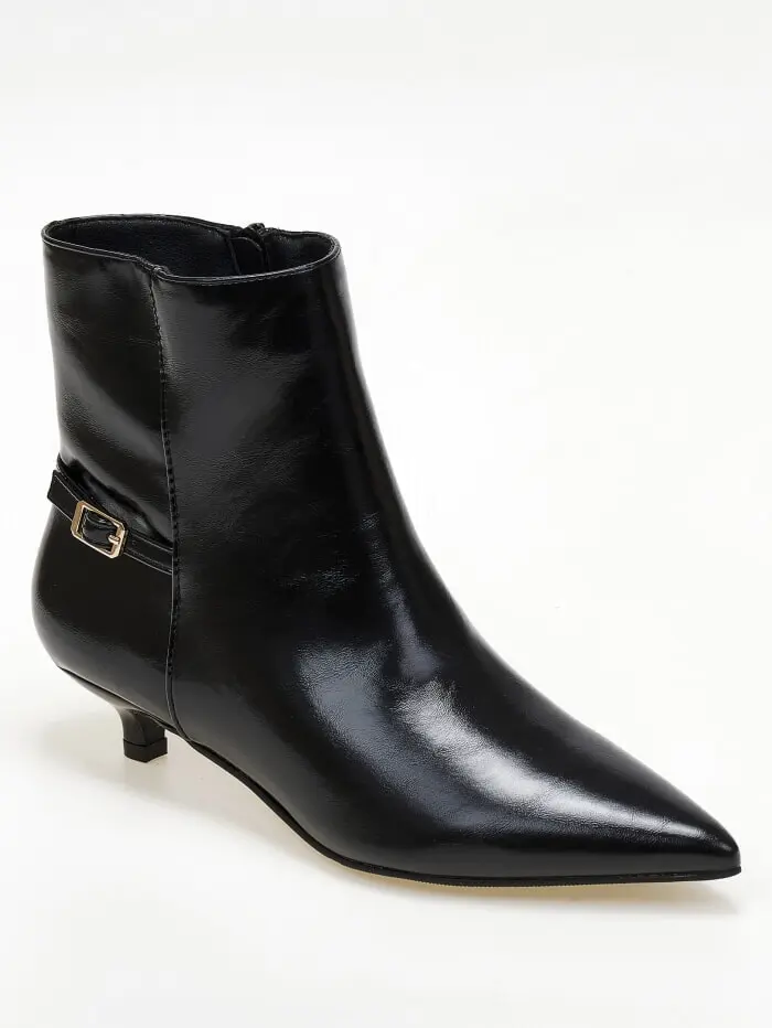 Μυτερά μποτάκια με χαμηλό τακούνι και διακοσμητικό λουράκι