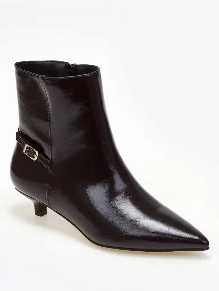 Μυτερά μποτάκια με χαμηλό τακούνι και διακοσμητικό λουράκι