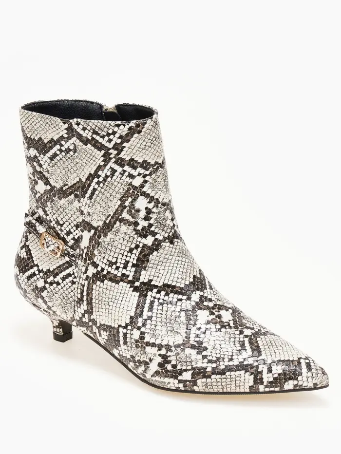 Μυτερά μποτάκια με χαμηλό τακούνι και διακοσμητικό λουράκι