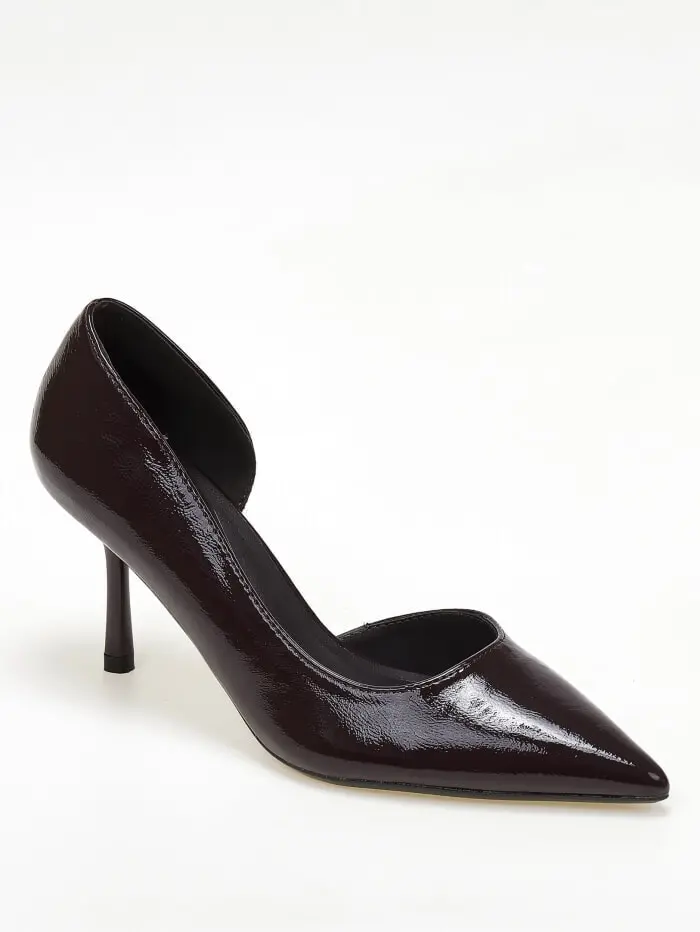 Μυτερές γόβες με άνοιγμα στο πλάι