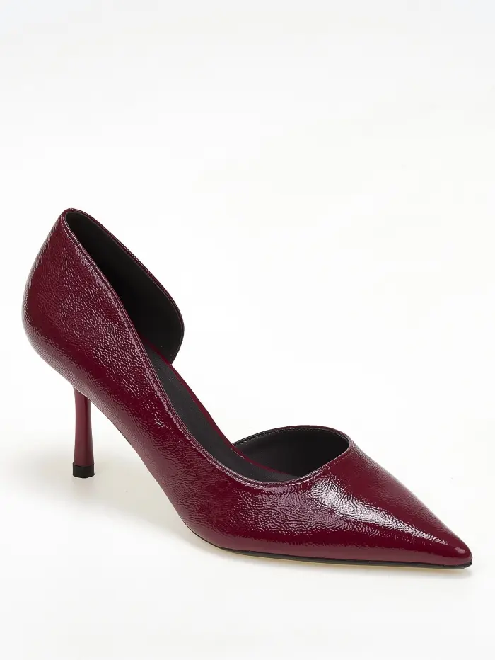 Μυτερές γόβες με άνοιγμα στο πλάι