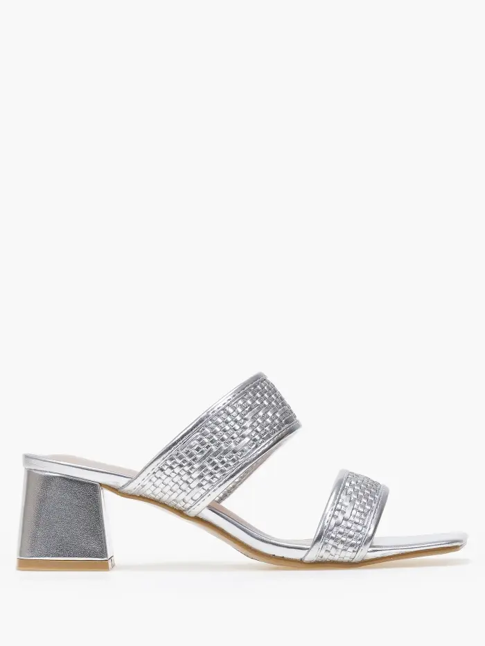 Χαμηλά mules με χοντρό τακούνι και σχέδιο ψάθας
