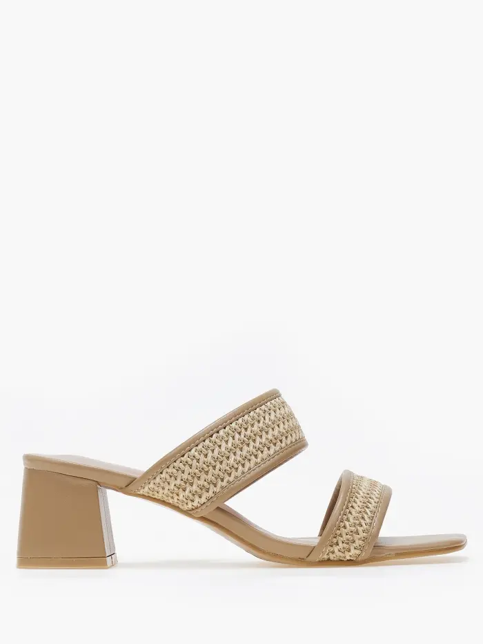 Χαμηλά mules με χοντρό τακούνι και σχέδιο ψάθας