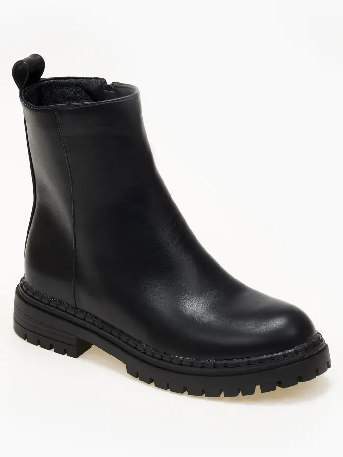 Χαμηλά μποτάκια με τρακτερωτή σόλα