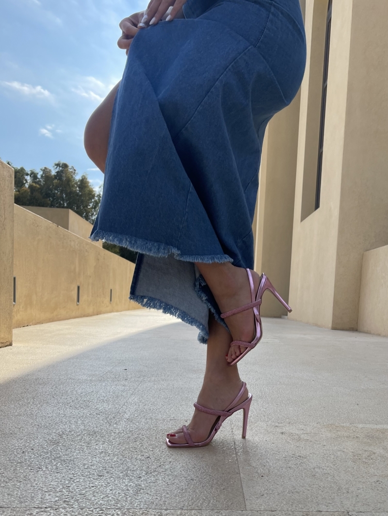 Πέδιλα με λουράκια και λεπτό τακούνι