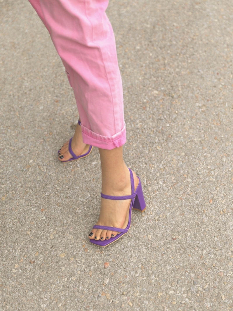 Καρέ πέδιλα με ελαστικά λουράκια